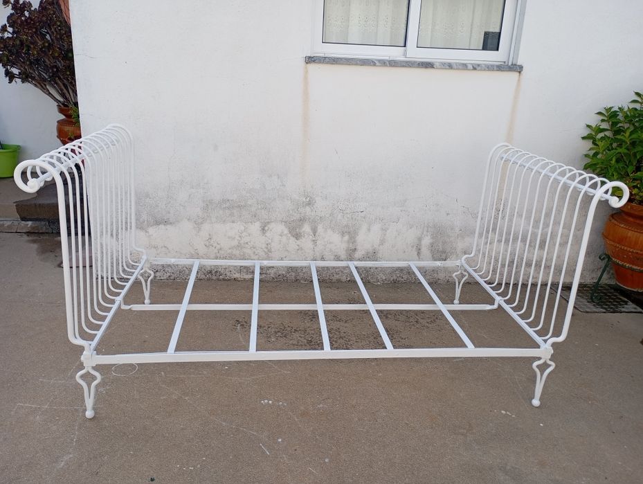 Sofá feito de cama antiga em ferro