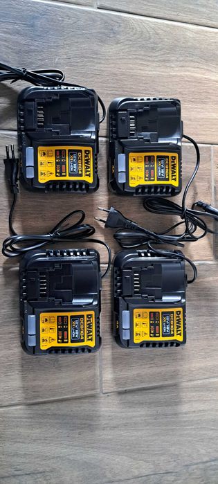 DCB1104 Ładowarka DEWALT 18