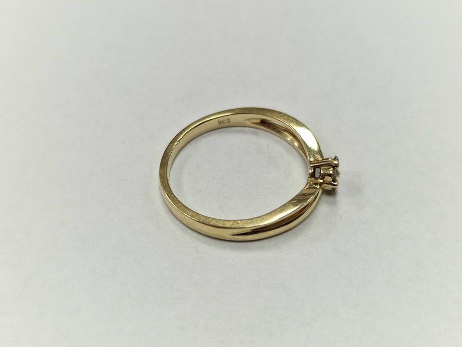 Złoty pierścionek/ 585/ 2.57 gram/ R16/ 4x DIA/ 0.10 CT/ od W.KRUK