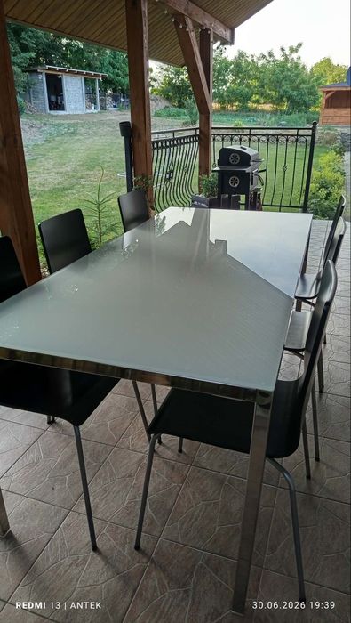 Stoł szklany w komplecie z sześcioma krzesłami
