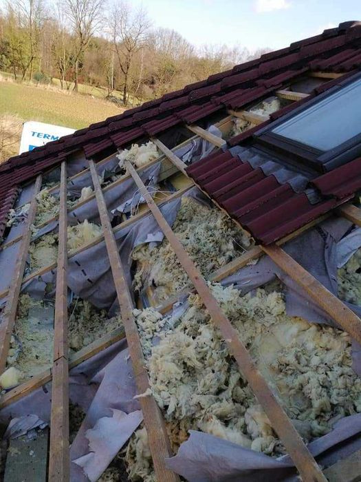 Ocieplanie celulozą i naprawa uszkodzonych izolacji dachu Tarnów