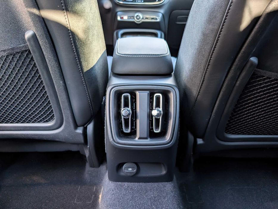 Volvo XC40 Electric      2022