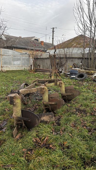 Плуг трьох корпусний в хорошому стані