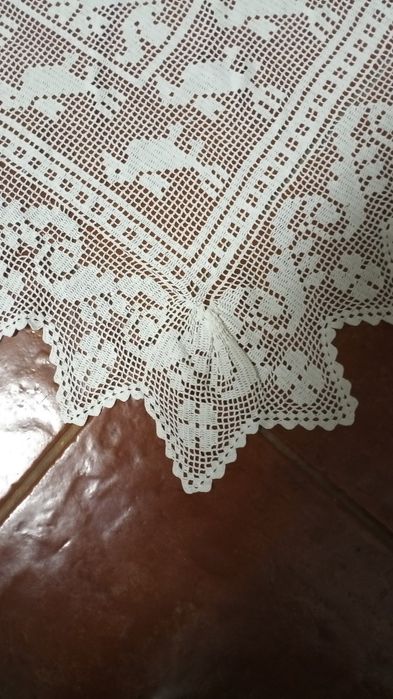 Toalha de mesa, em linha número 60, tens mais de 50 anos.