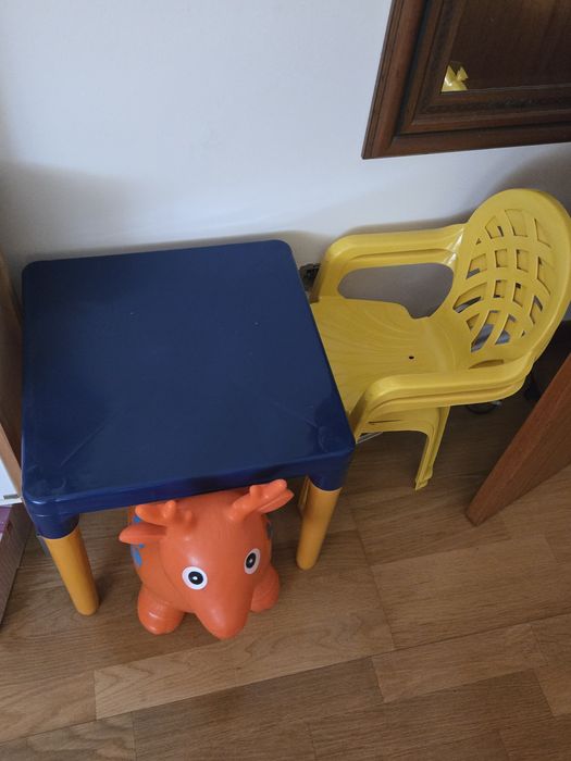 Mesa infantil com 2 cadeiras