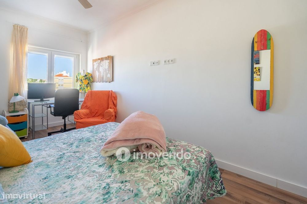 Apartamento T3+1 com áreas amplas e cozinha equipada, no Lumiar