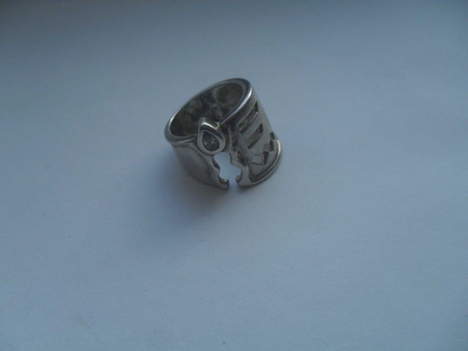 Srebrny duży pierścionek - abstrakcja z kryształem - cena ost