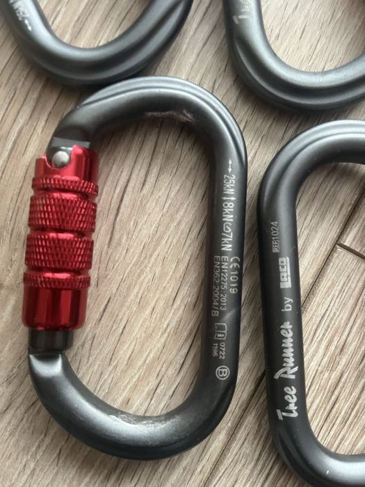 Karabinki alu triactlock i stalowe zakrecane tree runner i camp
