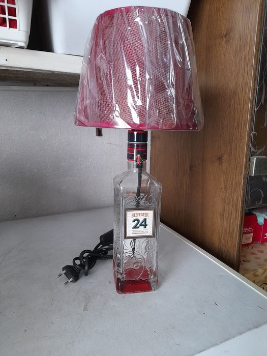 Candeeiro feito de garrafa de gin Beefeater