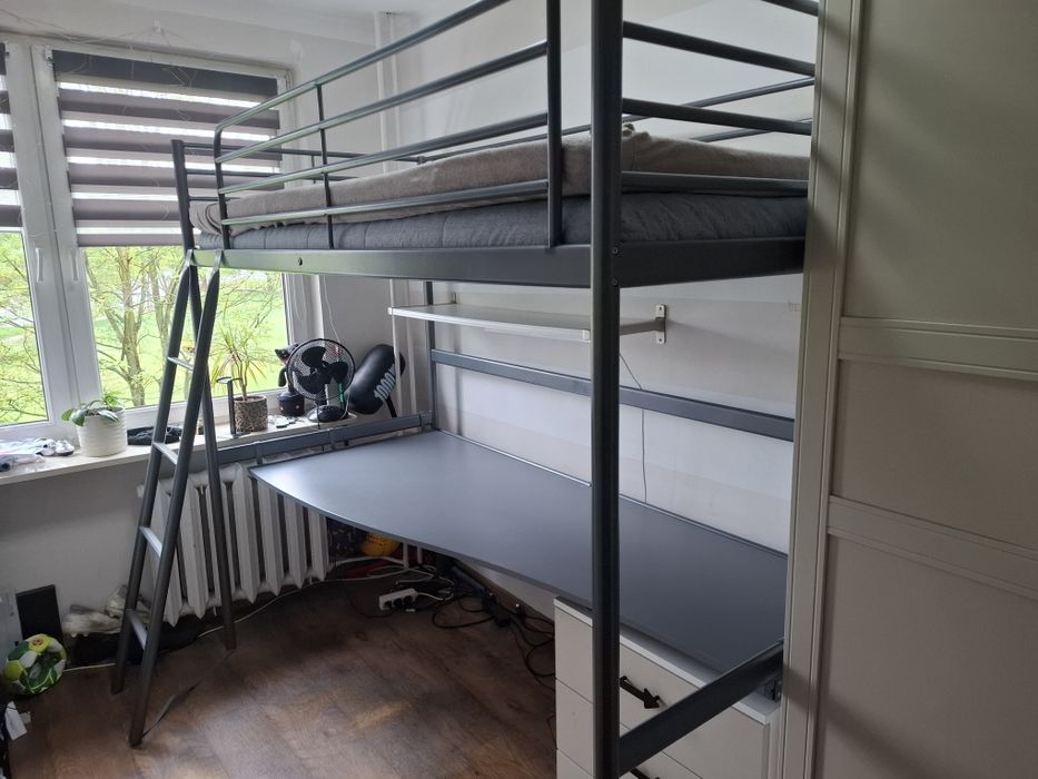 Łóżko na antresoli z biurkiem Ikea Svatra