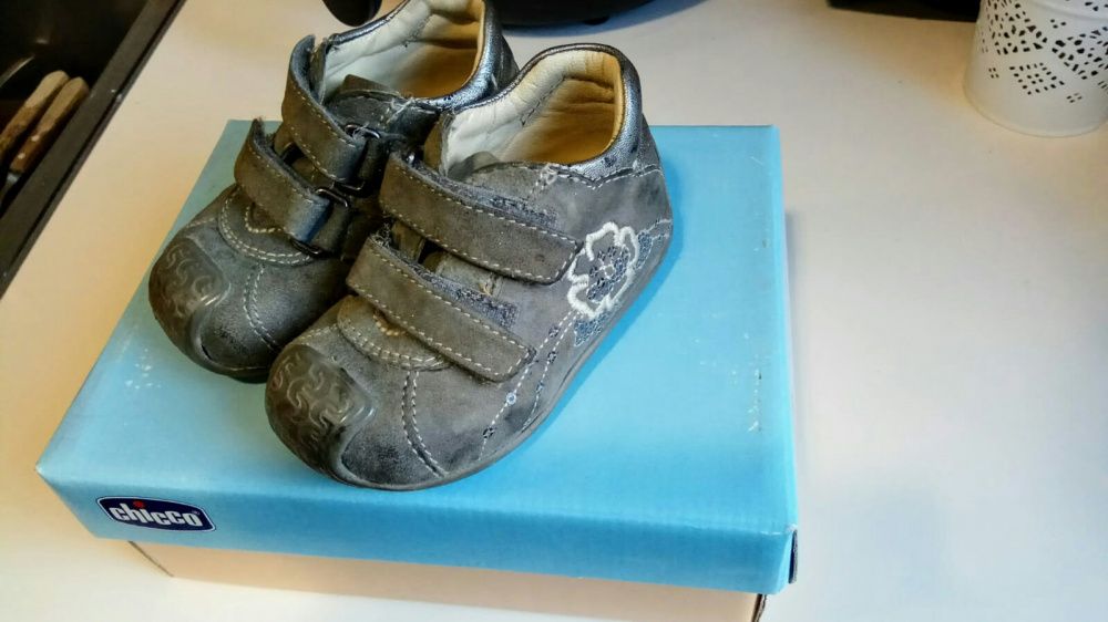 Sapatos de menina Chicco em bom estado