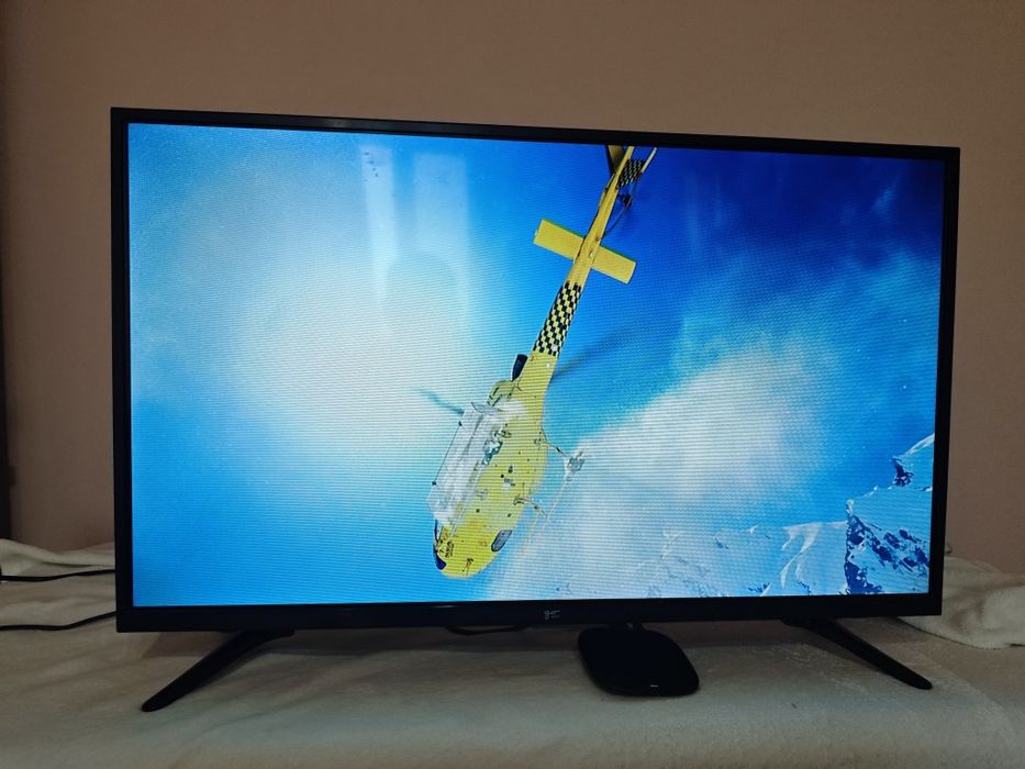 Телевізор GoSat 32" в ідеальному стані, чітке зображення та звук
