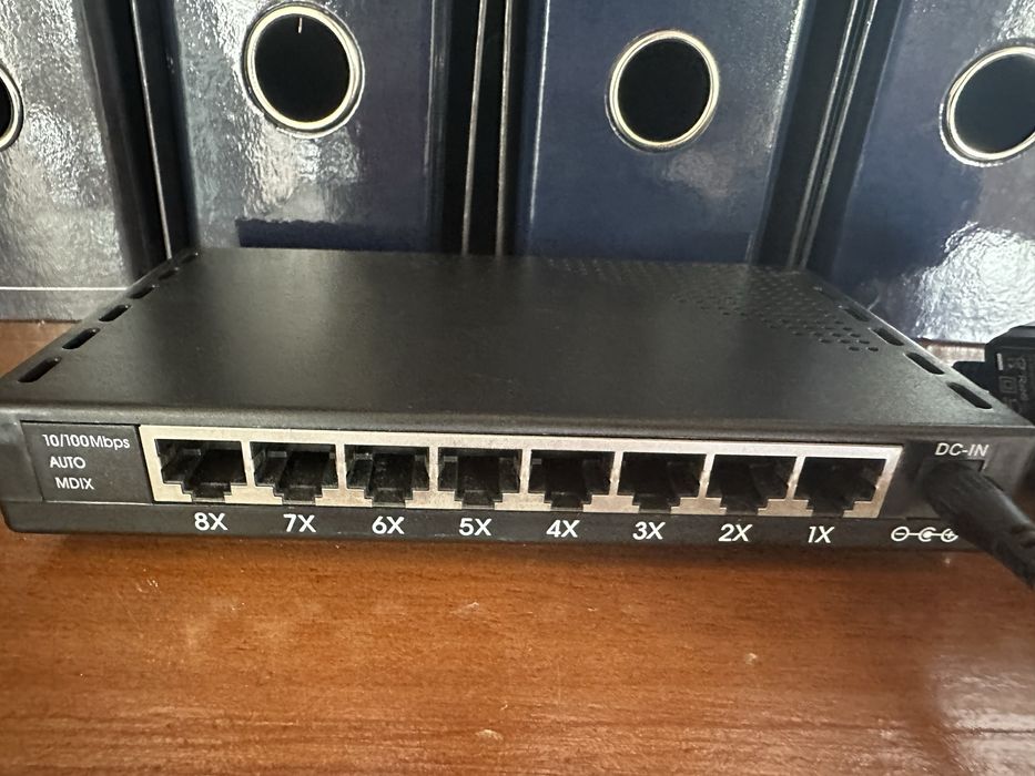 8-Port Hub in Impeccable Condition64584338131202120
