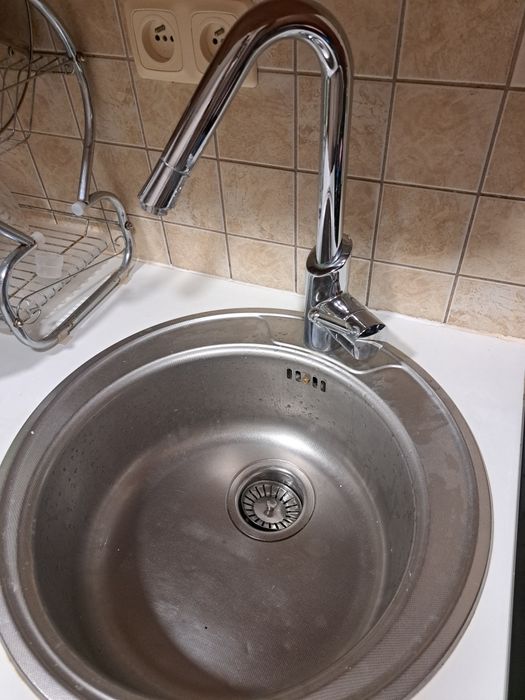 Zlew metalowy okrągły z kranem