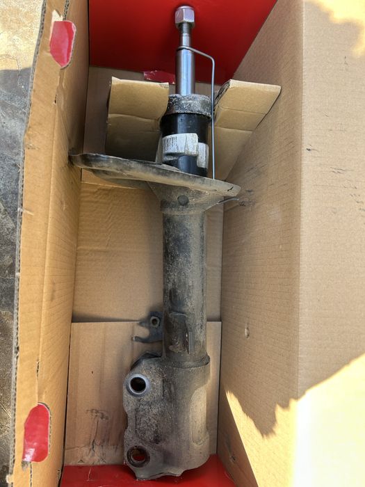 Задний левый амортизатор toyota 55