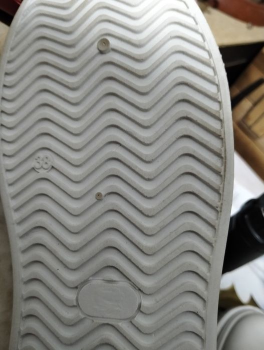 Продам нові кросівки