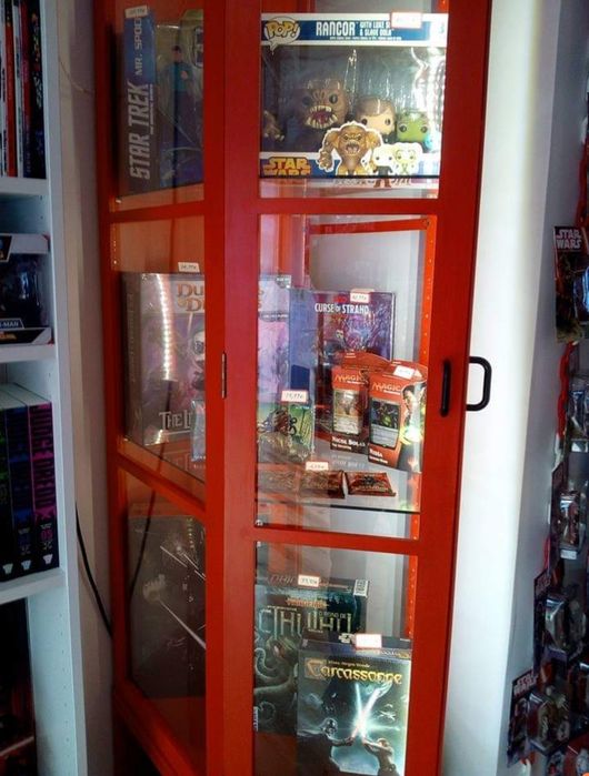 Candeeiro de tecto e vitrines electrificadas