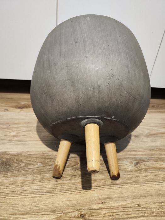 Donica betonowa na nóżkach szara 36x39 cm