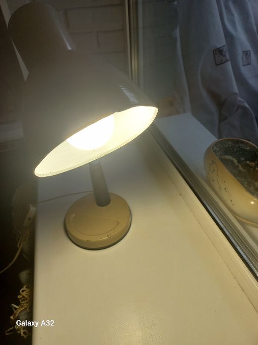 Настільна лампа.