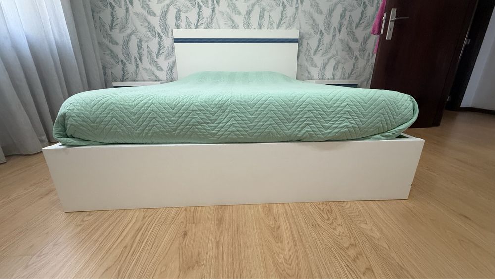Cama de casal com mesa de cabeceira 300€