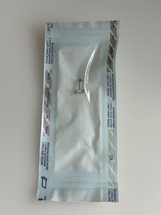 Tytanowy kolczyk Labret kwiat cyrkonie