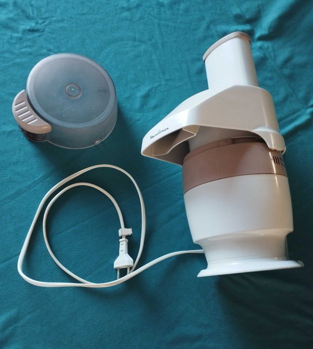 Picadora elétrica Moulinex Moulinette S, com design retro e acabamento em tons neutros