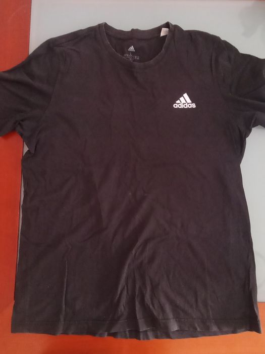 Tshirt	Adidas	Preta	Tamanho L	usada em bom estado