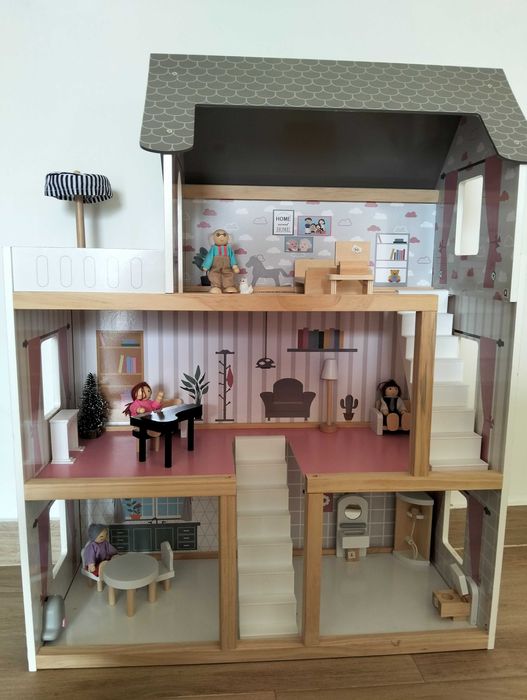 Casa de bonecas de madeira