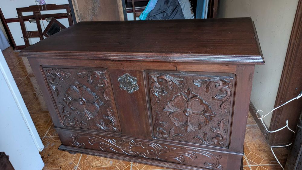 comeda  branca  espelho  +cama +mezinhas +comeda+2 mesas + sofas +arca