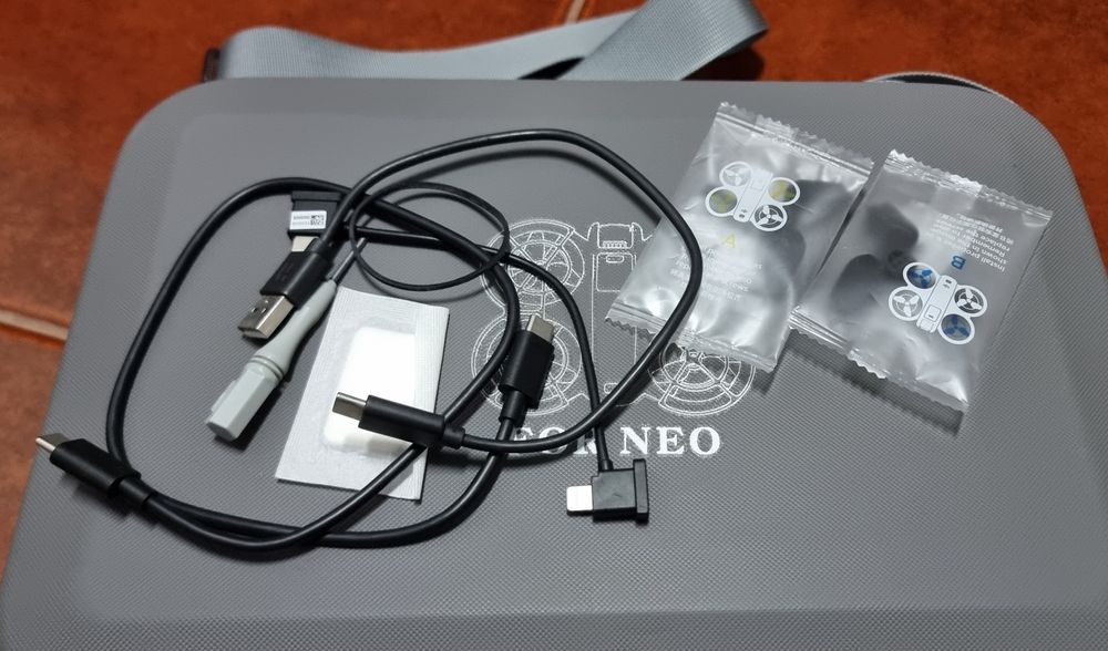 Drone DJI Neo, comando, 3 baterias e mala