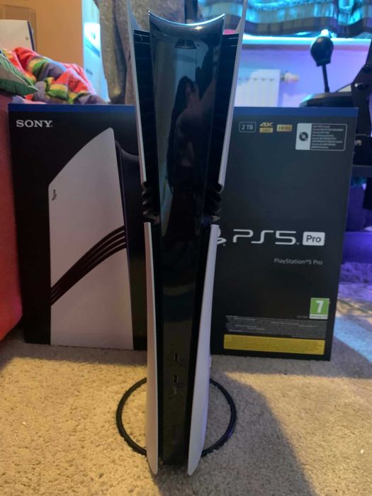 PS5 Pro 2 TB  + DualSense EDGE + stacja ładowania.