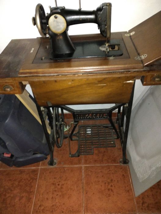 Máquina de costura antiga+ de 50anos funcional