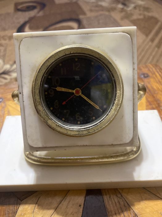 Продам настільний годинник