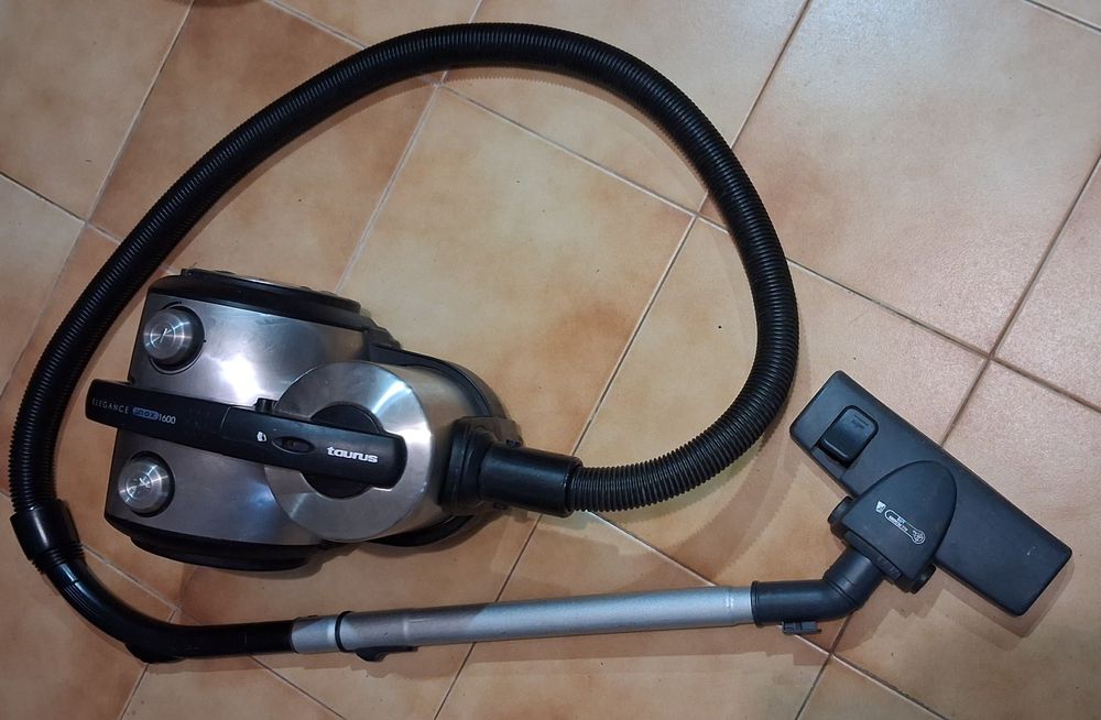 Aspirador Taurus em inox com boa sucção