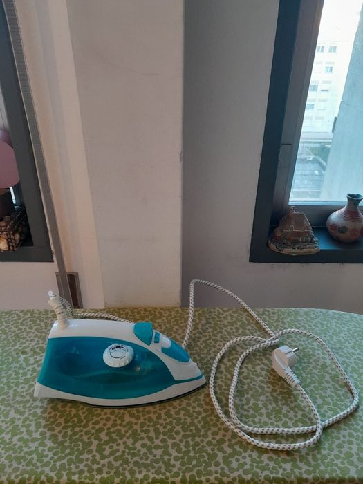 Vendo Ferro de Engomar KUNFT muito bonito como novo