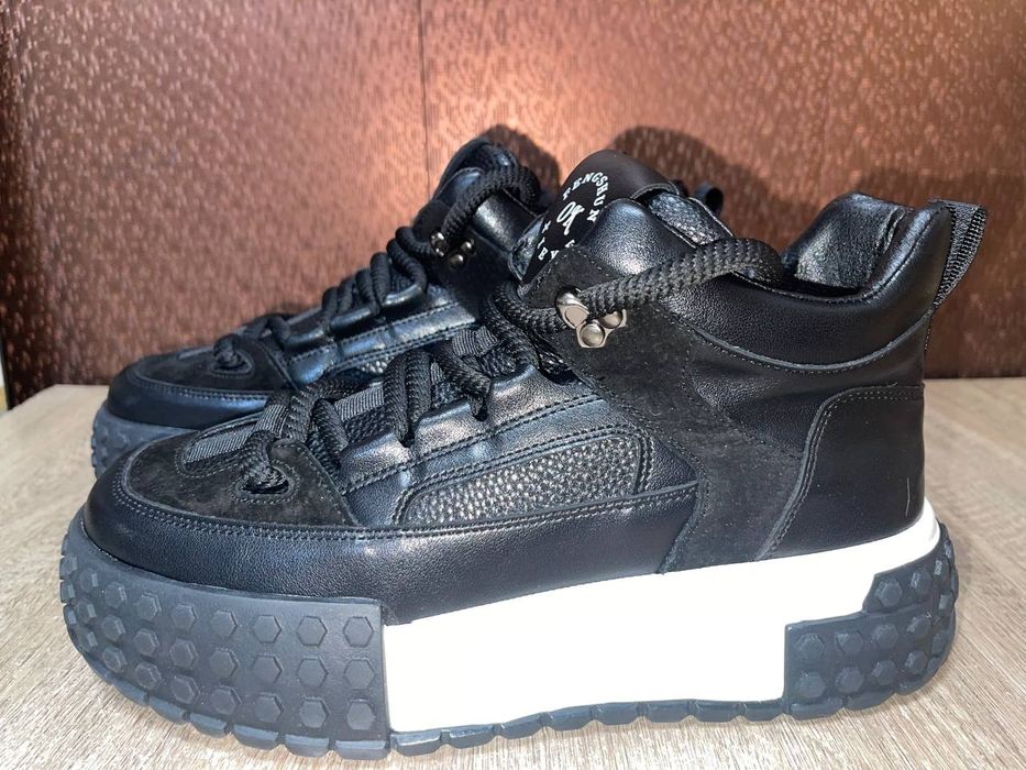 Продам високі кросівки