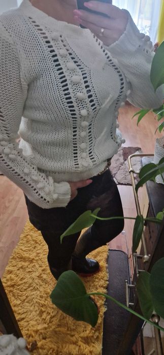 Sweter  z pomponikami  ecru Atmosphere L warkocz