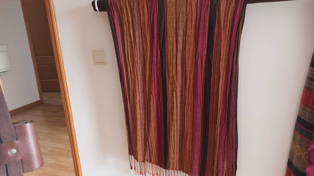 Écharpe, tons bordeaux crepe indiano, óptima qualidade.