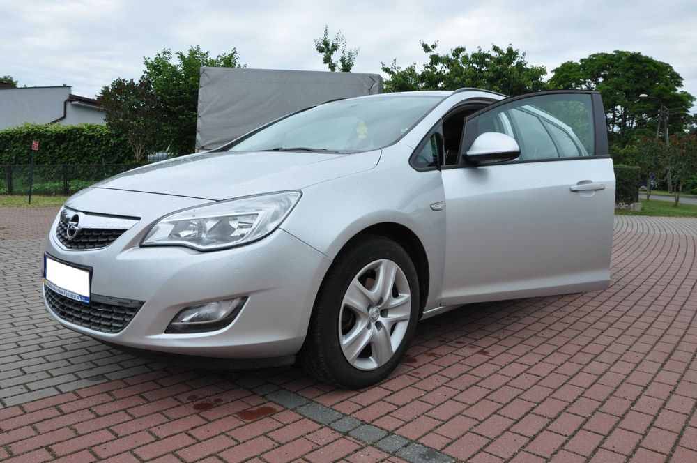Wynajem/Wypożyczalnia aut osobowych - Opel Astra