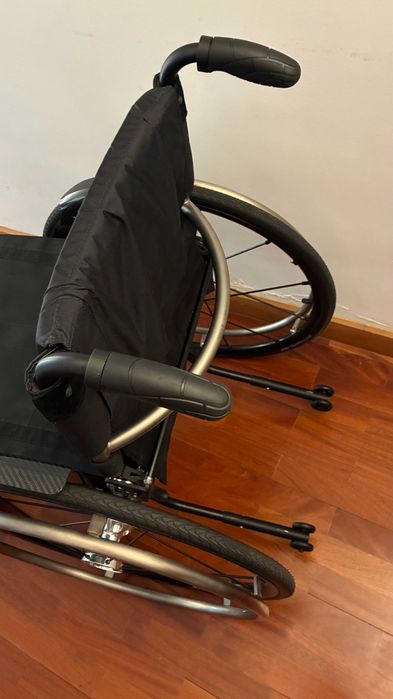 Cadeira de rodas manual de liga Ultra Leve ZR ( Com 2 meses de uso)