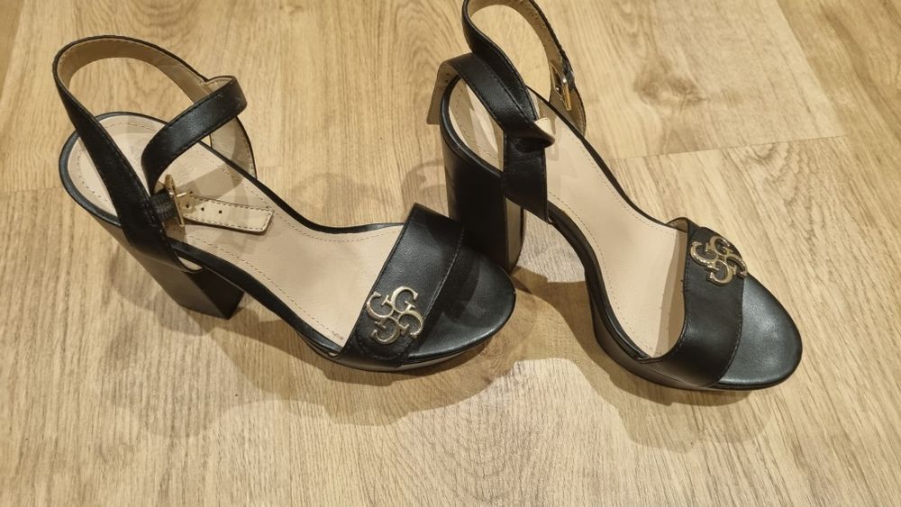 Sandálias Guess *novas*