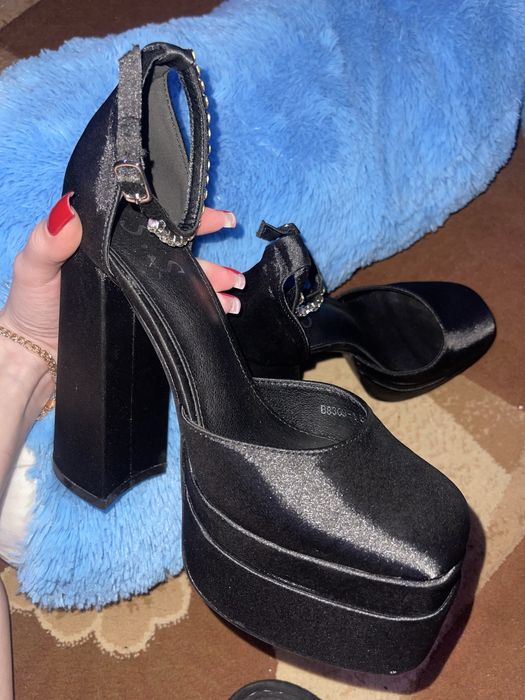 Туфлі Bratz в стилі Versace