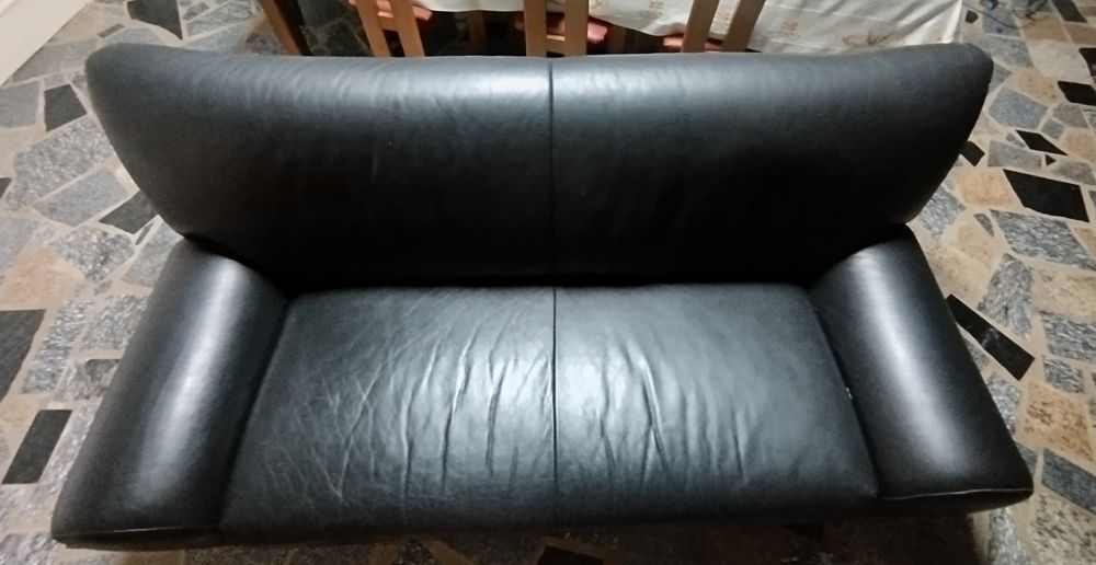 Sofá em pele preto em bom estado
