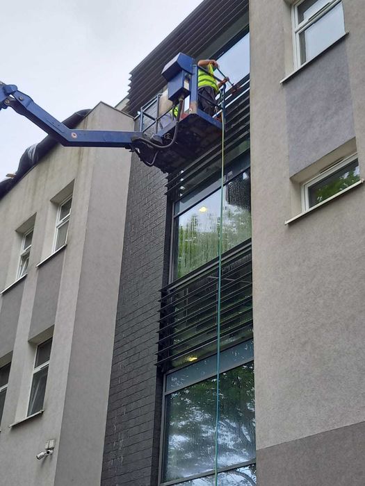 Mycia okien i przeszkleń w Biurach  na wysokości do 16 metrów