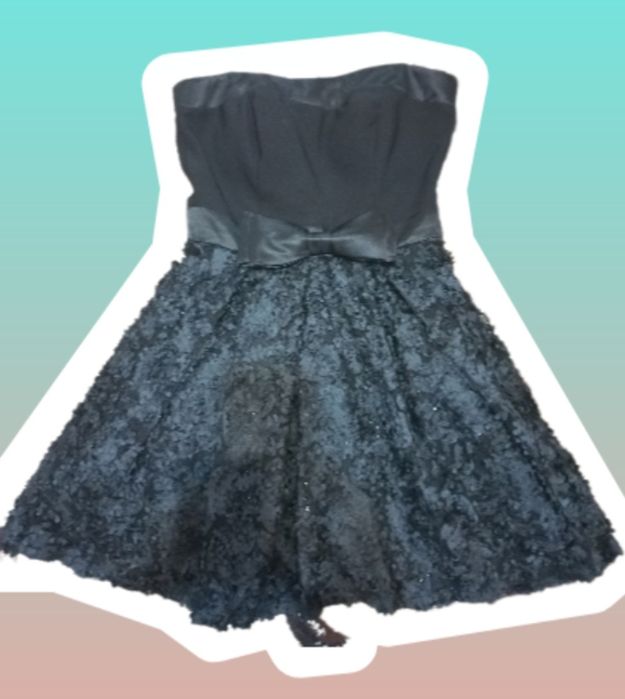 сукня без бретелей з бантом на талії та мереживною спідницею