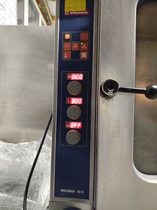 Пароконвектомат з функцією коптильної шафи.