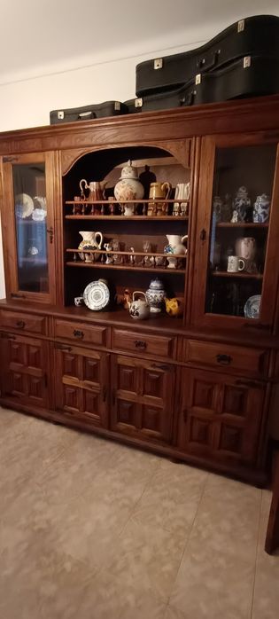 Mesa + cadeiras + móvel sala em madeira castanho
