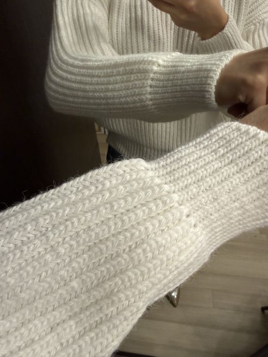 Новий дуже гарний светр молочного кольору