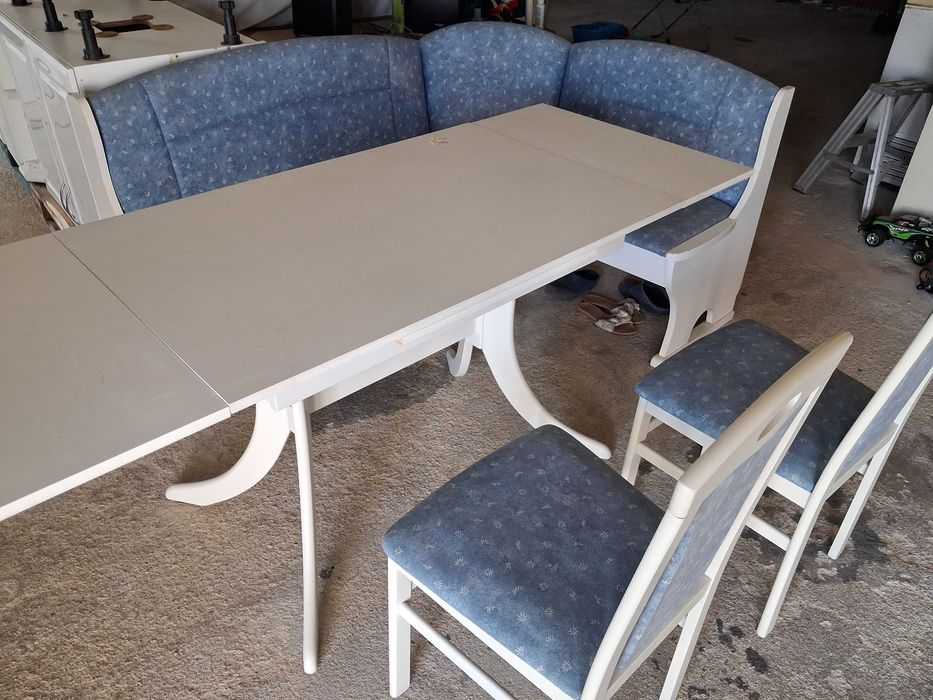 Mesa com cadeiras e bano