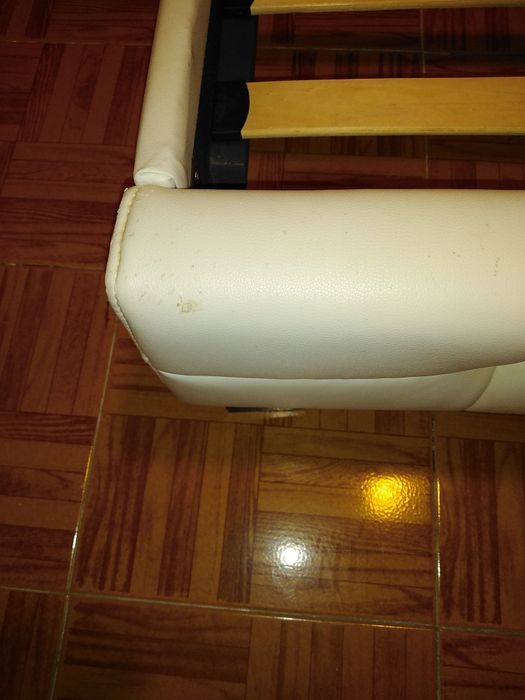 Cama em polipele sem colchão